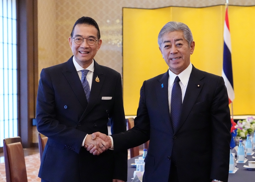 マーリット・サギアムポン・タイ王国外務大臣と握手する岩屋外務大臣