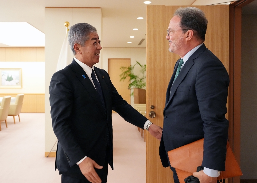 表敬に訪れたグリーン所長と挨拶を交わす岩屋大臣
