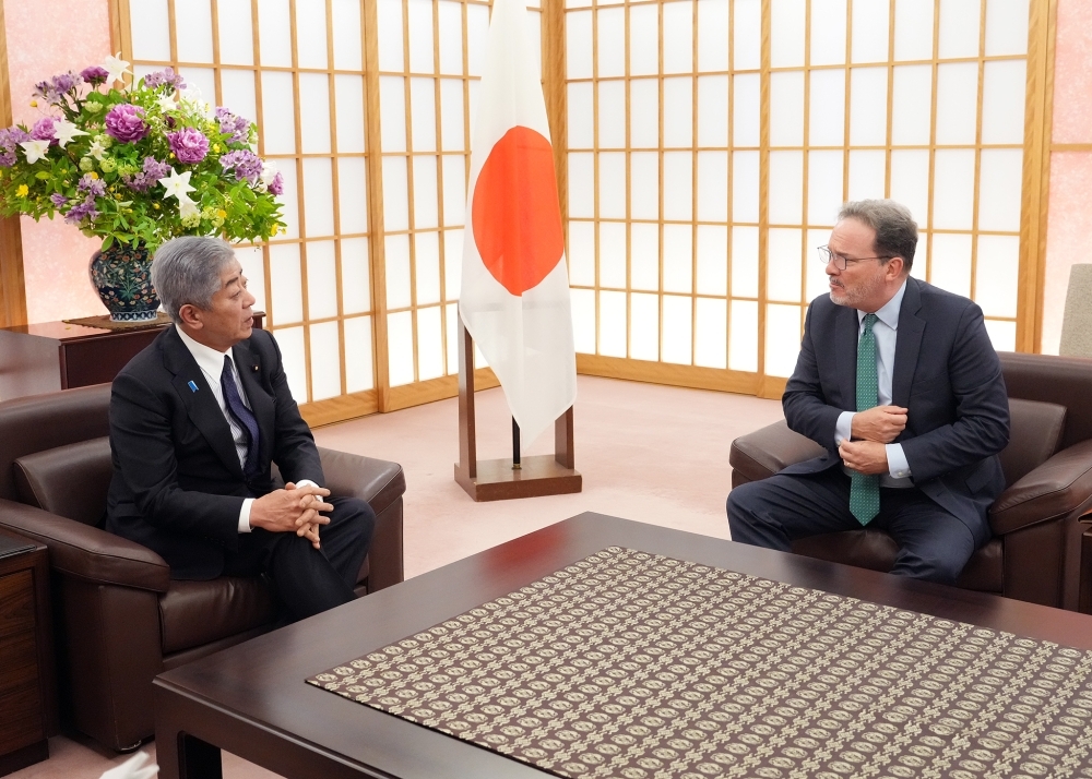 グリーン所長と意見交換を行う岩屋大臣の様子