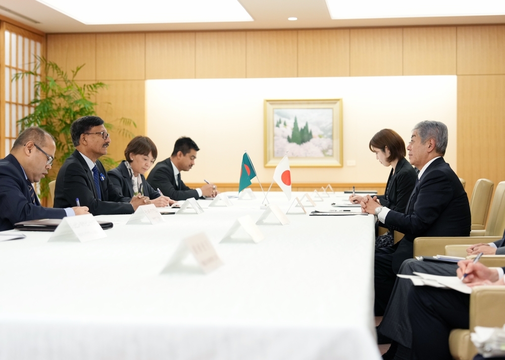 岩屋外務大臣とホセイン外務担当顧問との会談の様子