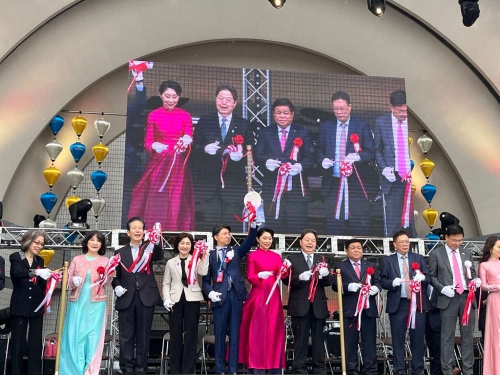 ステージで関係者一同が並んでいる様子