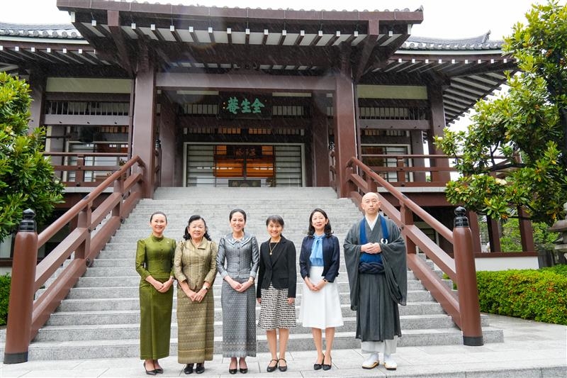 お寺を背景に関係者と一緒に記念撮影をする石破総理夫人とカンボジア王国首相夫人