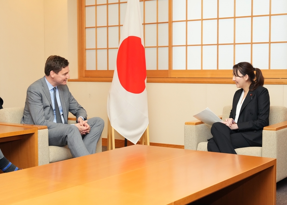 イービー州首相と懇談する英利政務官