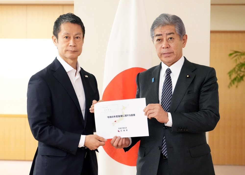 湯﨑知事から岩屋外務大臣に要望書を手交する様子