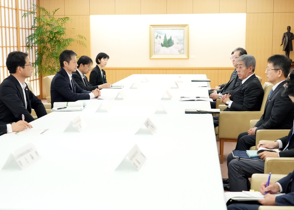 湯﨑知事と意見交換する岩屋外務大臣