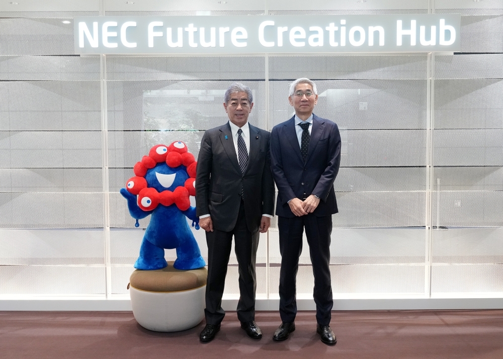 岩屋外務大臣とNEC社森田社長とのフォトセッション