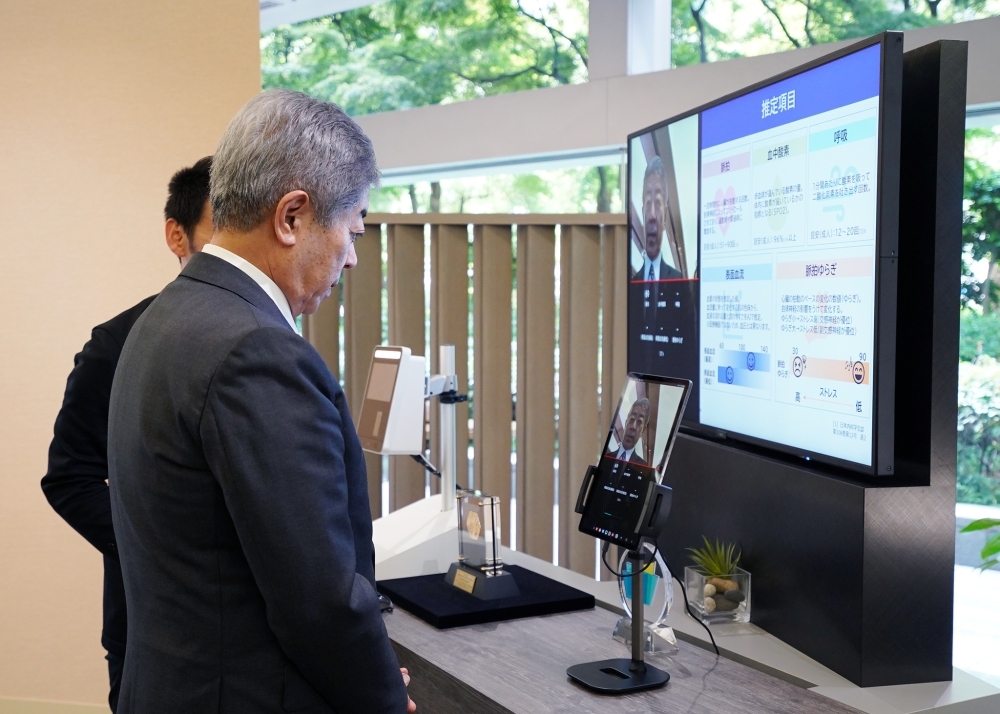 顔認証や生体認証技術を実際に体験する岩屋外務大臣