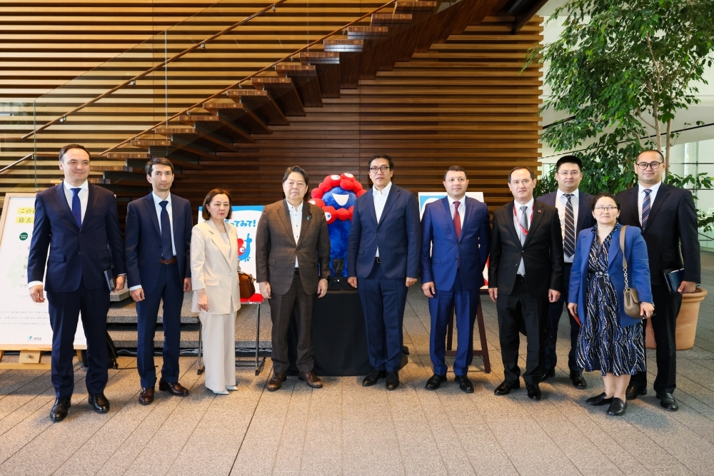 林内閣官房長官とキルギス共和国内閣副議長と関係者との集合写真