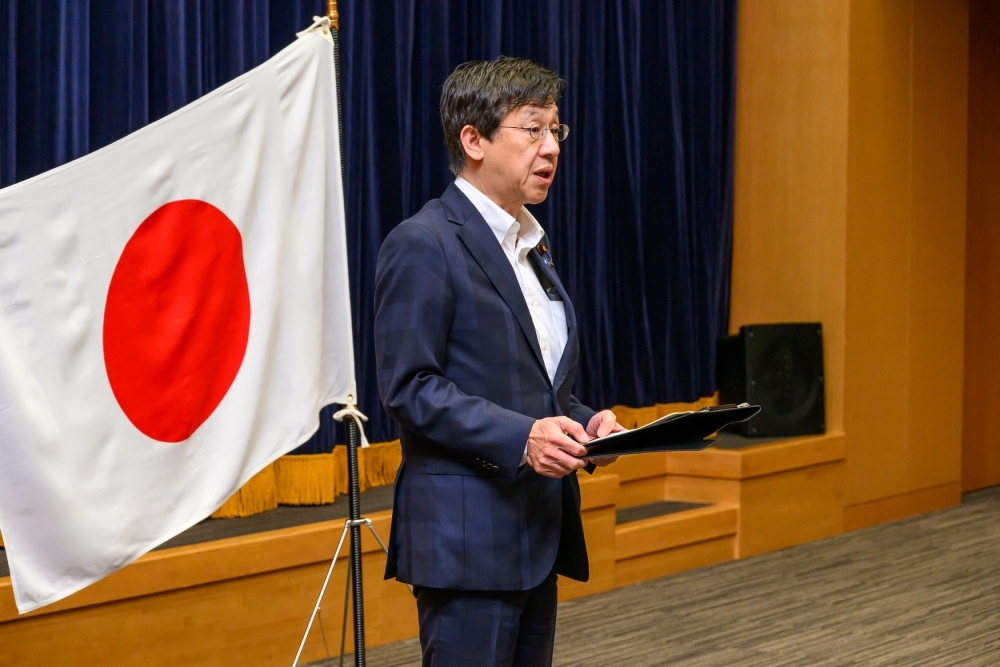 帰国式にて挨拶をする松本政務官