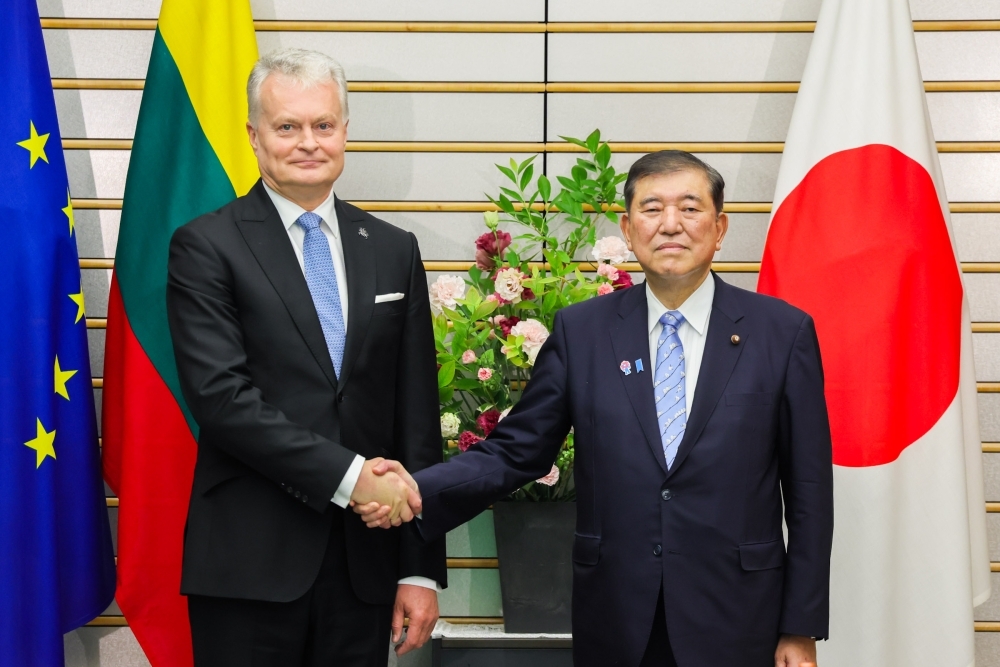 ギターナス・ナウセーダ・リトアニア共和国大統領と握手し写真撮影に応じる石破総理大臣