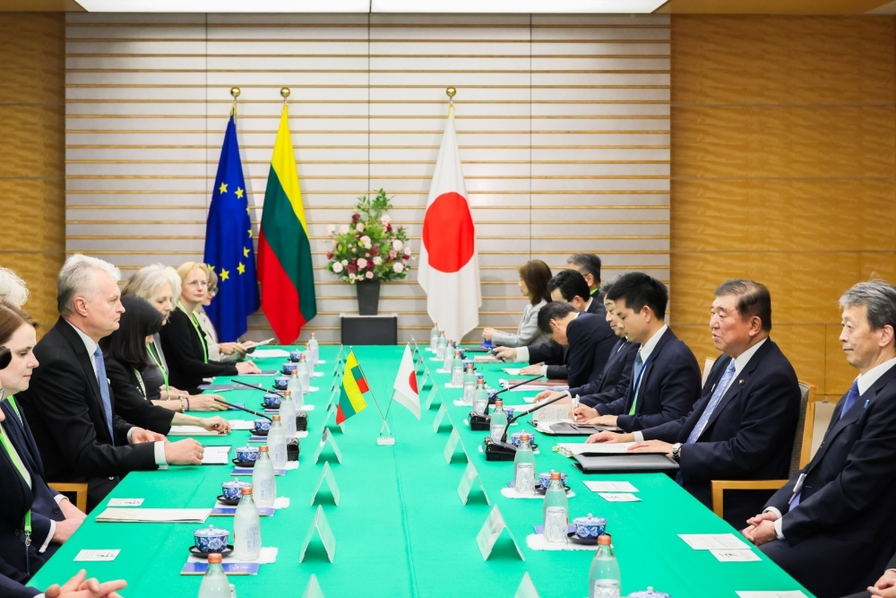 ギターナス・ナウセーダ・リトアニア共和国大統領と会談する石破総理大臣