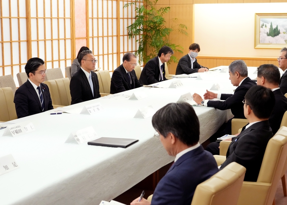岩屋外務大臣と大石長崎県知事一行との意見交換の様子
