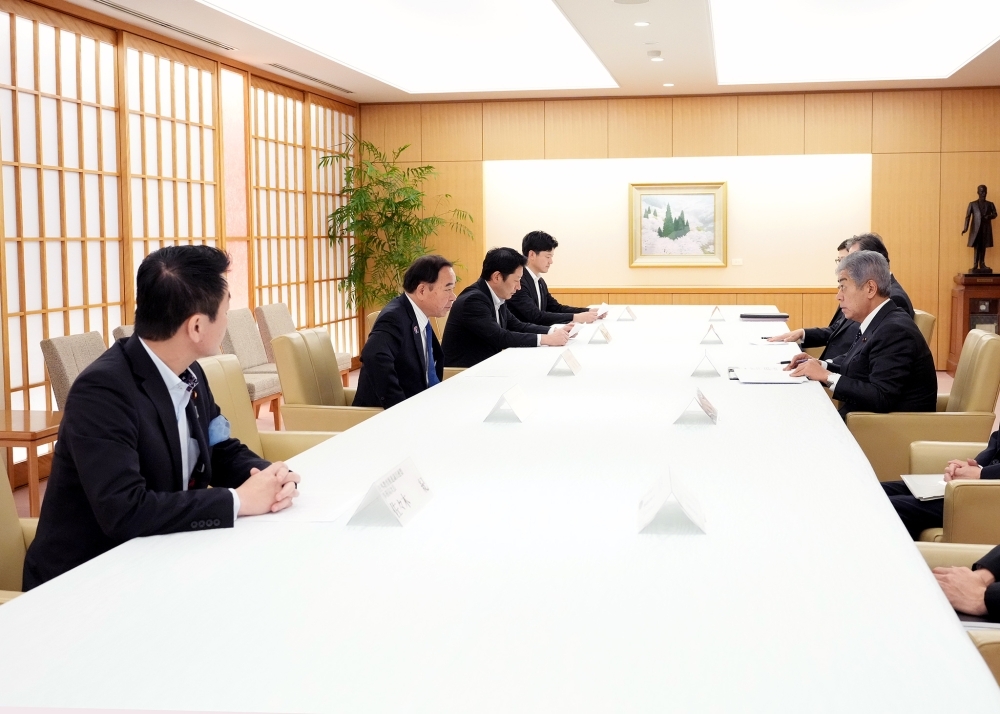 在外教育推進議員連盟の方々から表敬を受ける岩屋大臣