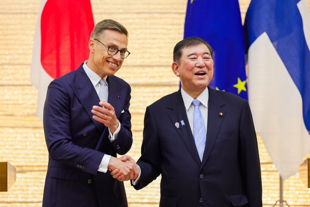 ストゥップ大統領と石破総理大臣が握手する様子