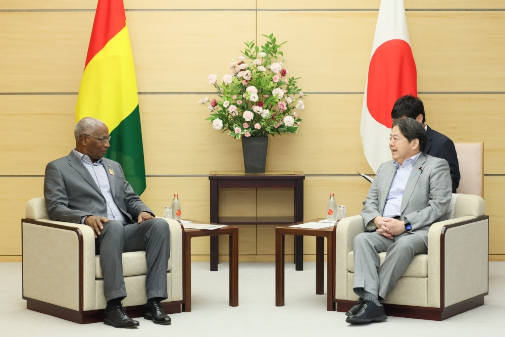林官房長官とバー・ギニア暫定政府首相との会談の様子