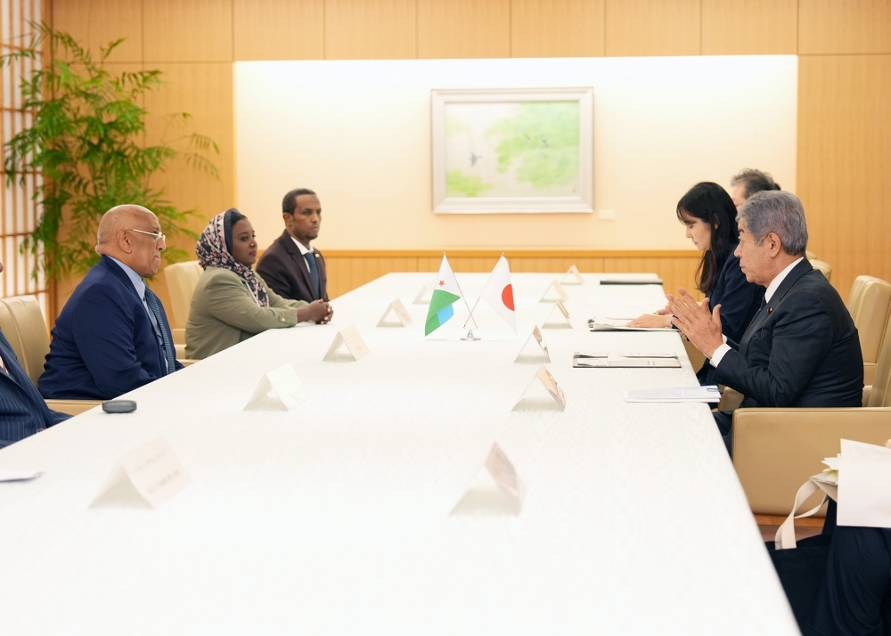 ディレイタ・モハメッド・ディレイタ・ジブチ共和国国民議会議長と会談する岩屋外務大臣