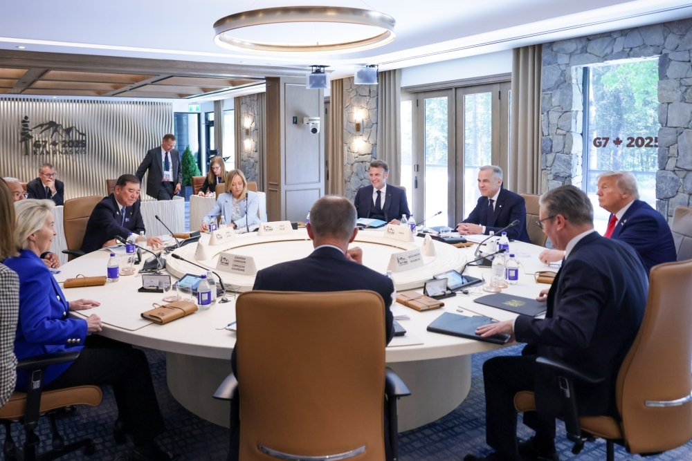 円卓でセッション3の議題につき議論をするG7各国首脳たち