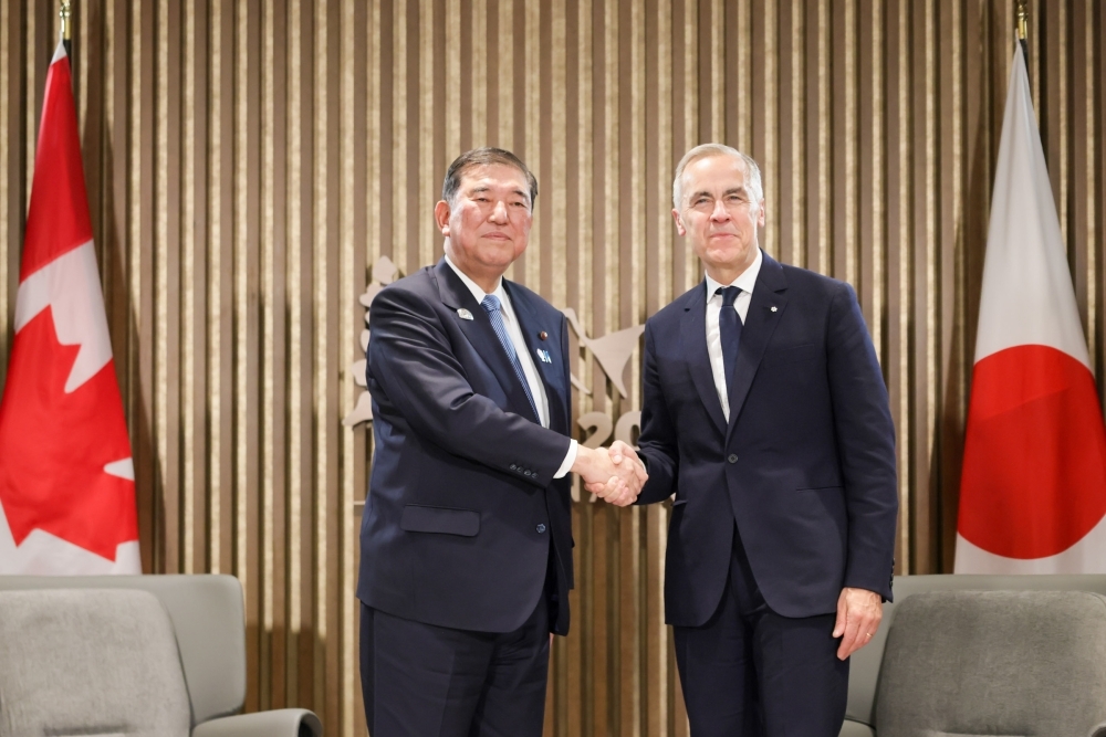 カーニー首相と握手する石破総理大臣