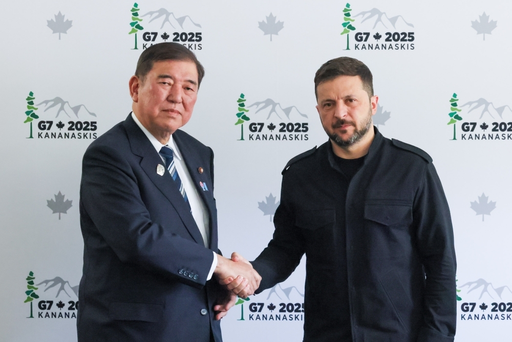 ゼレンスキー大統領と握手する石破総理