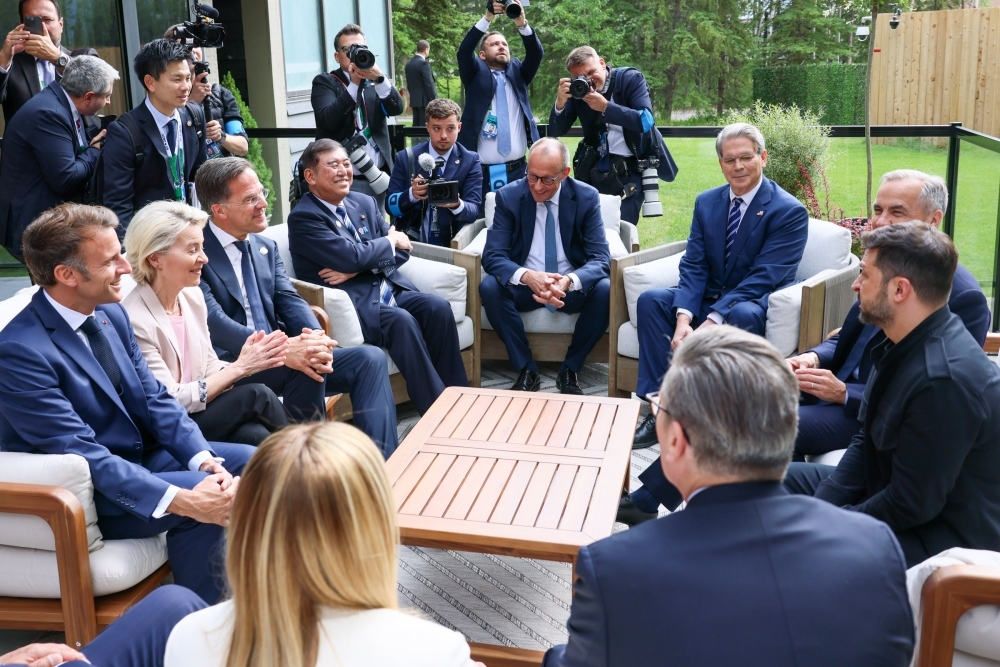 ゼレンスキー大統領を囲んで議論するG7首脳