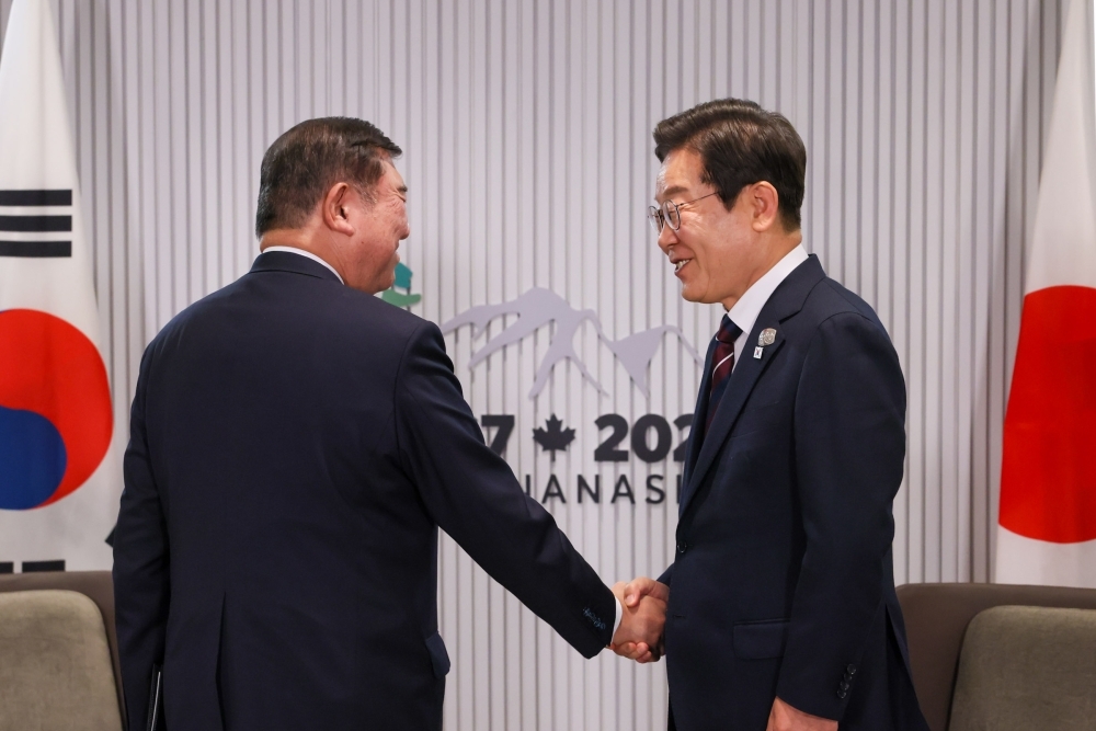 李在明大統領と握手する石破総理