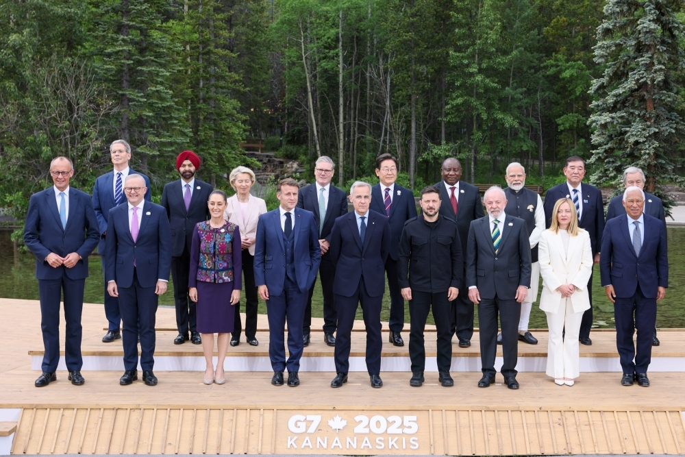 G7及びアウトリーチ首脳による集合写真