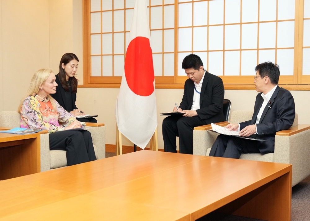ファン・デル・ハイデン事務局次長の表敬を受ける松本政務官