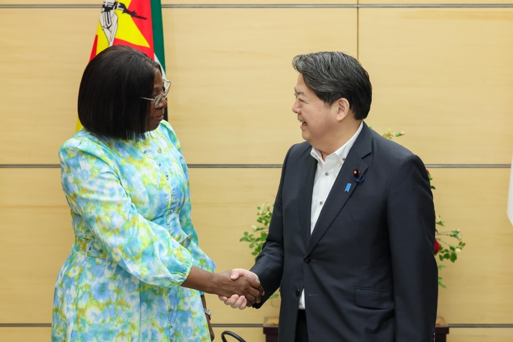 林官房長官とレヴィ・モザンビーク首相が握手をする様子