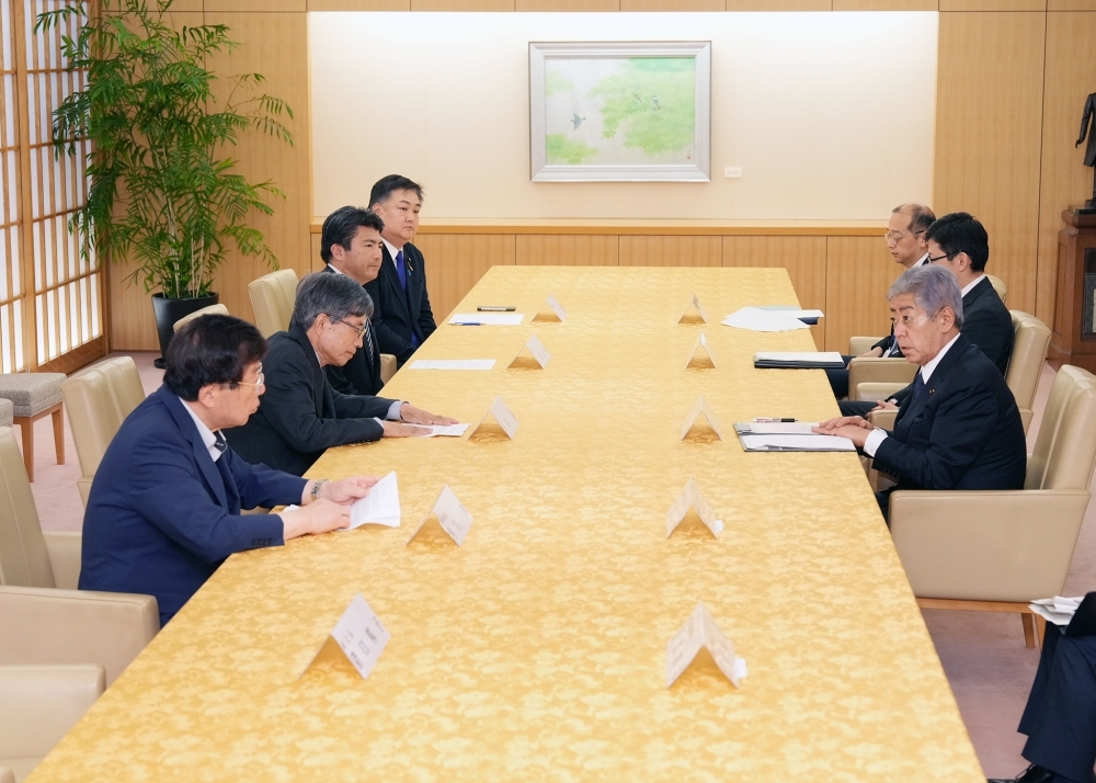 自民党議員連盟と意見交換する岩屋外務大臣