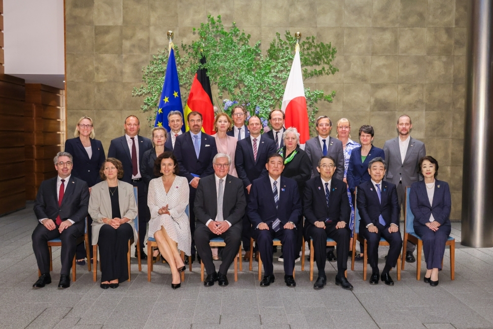 シュタンマイヤー大統領一行と石破総理の集合写真