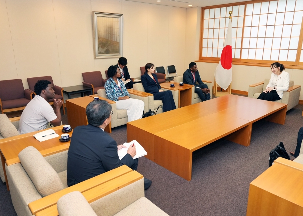 英利外務大臣政務官とJICAプログラムでアフリカから来日している研修員4名との意見交換の様子