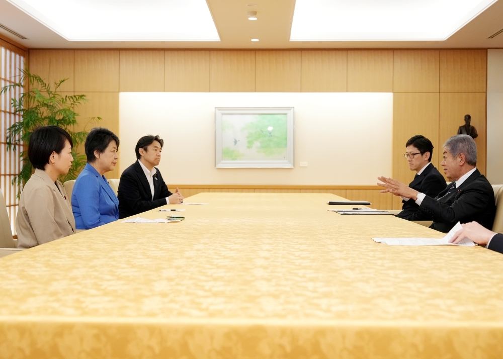 岩屋外務大臣と経済外交に関する議員連盟（上川会長、鈴木議員、穂坂議員）との意見交換の様子