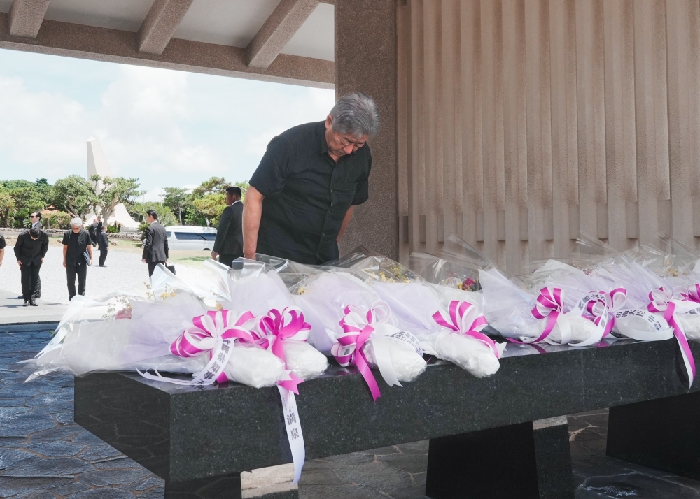 沖縄全戦没者追悼式にて戦没者に哀悼の誠を捧げる岩屋外務大臣