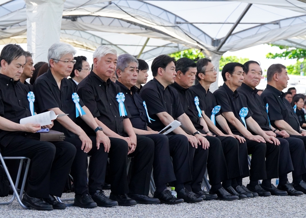 沖縄全戦没者追悼式での岩屋外務大臣や参加者の様子