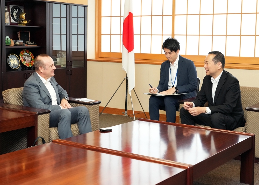 ソラコン大使からの表敬を受ける藤井副大臣