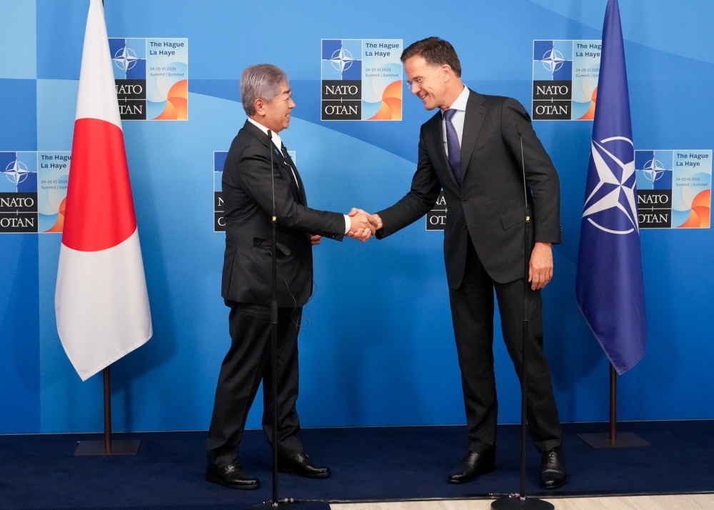 ルッテNATO事務総長と握手する岩屋外務大臣