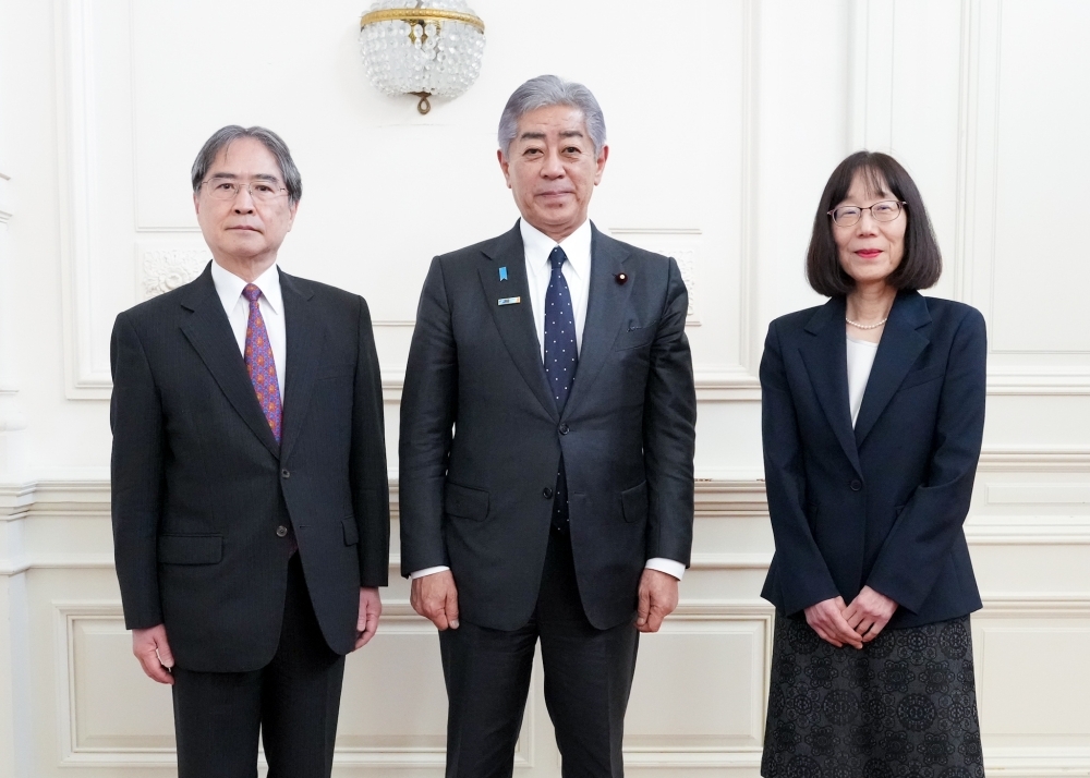 岩澤所長及び赤根所長と並んで写真撮影する岩屋外務大臣