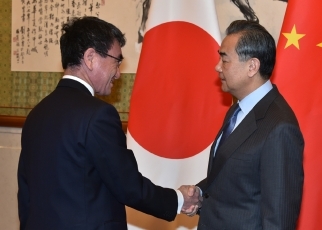 握手を交わす両外相