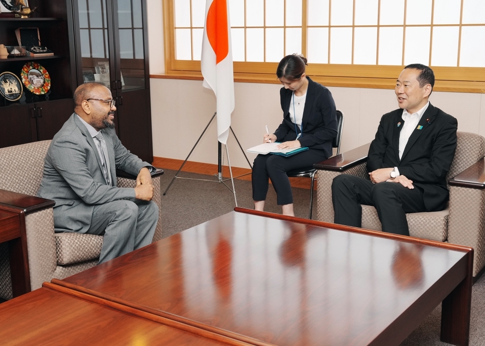 ハムザ次官と意見交換する藤井副大臣