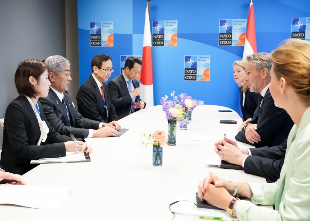 岩屋外務大臣とスホーフ首相との懇談の様子
