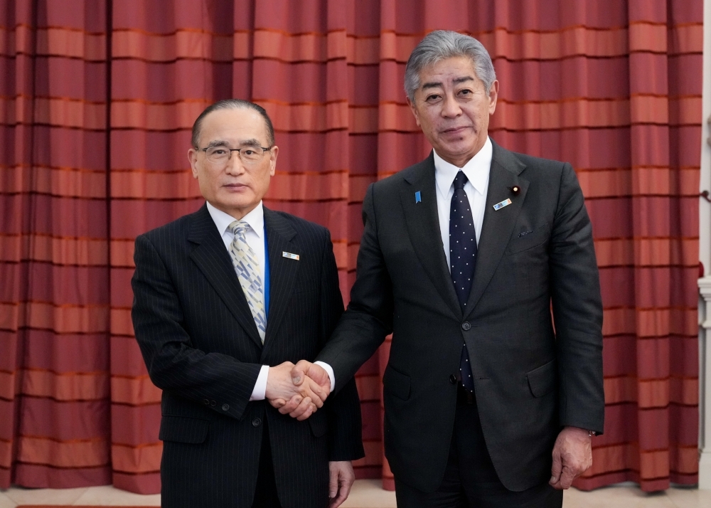 魏聖洛(ウィ・ソンナク)韓国国家安保室長と握手する岩屋外務大臣