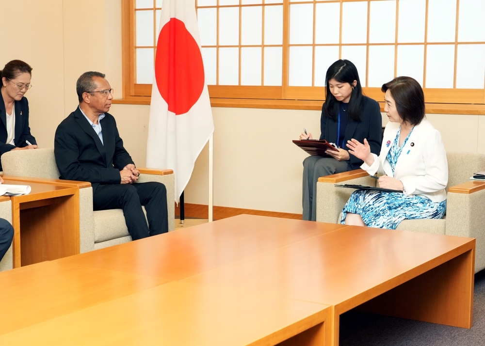 イリディオ大使と懇談する生稲政務官の様子