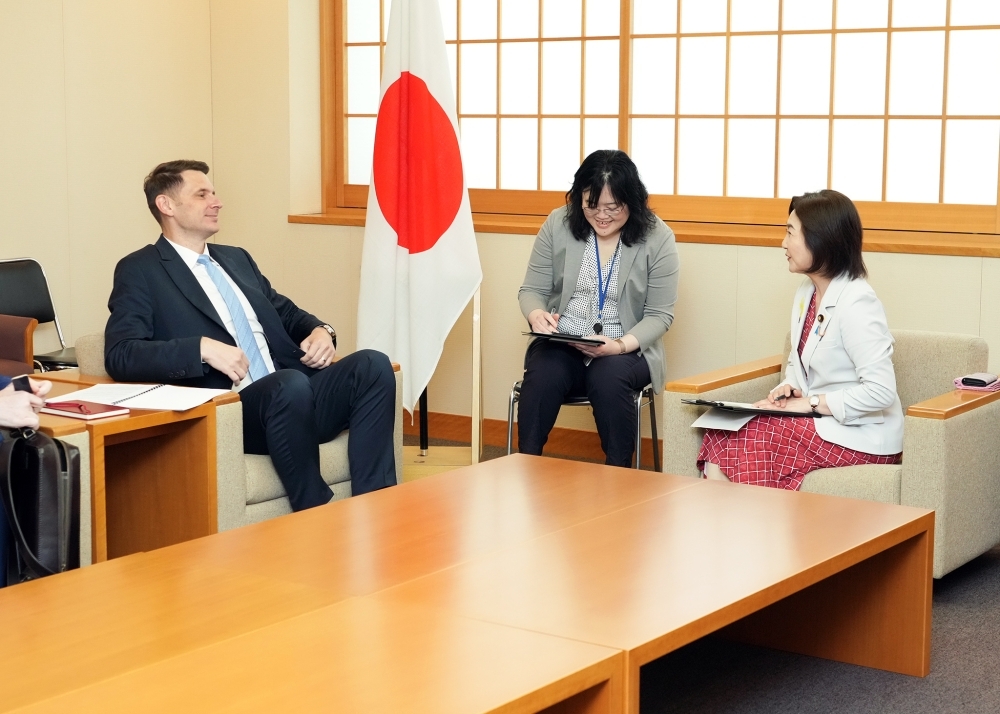 生稲政務官とアブルデアン上院議長の会談の様子