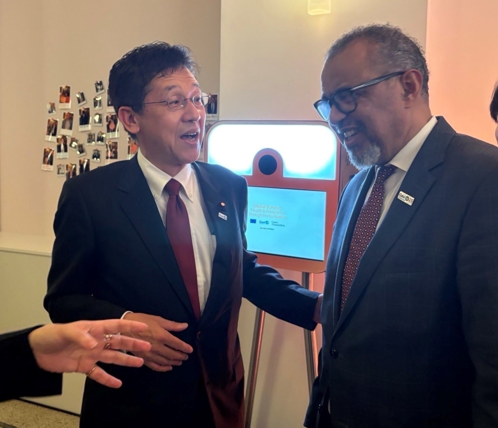 テドロスWHO事務局長と写真撮影に応じる松本外務大臣政務官
