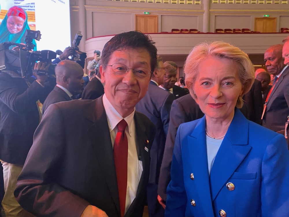ウルスラ・フォン・デア・ライエン欧州委員会委員長と写真撮影に応じる松本外務大臣政務官