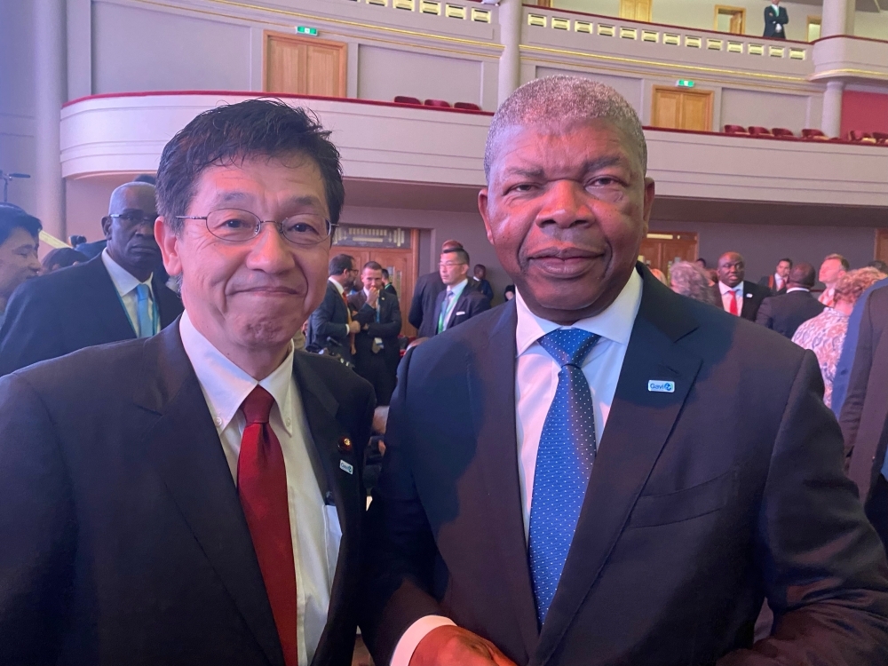 ロウレンソ アンゴラ大統領、アフリカ連合委員長と写真撮影に応じる松本外務大臣政務官