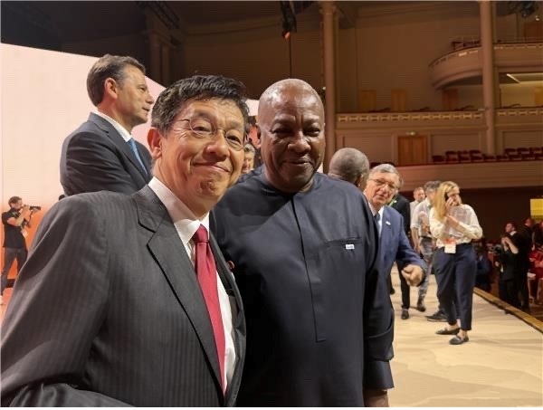 マハマ ガーナ大統との写真撮影に応じる松本外務大臣政務官