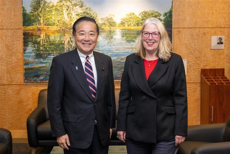 ジャン・アダムズ外務貿易省次官と写真撮影する長島補佐官