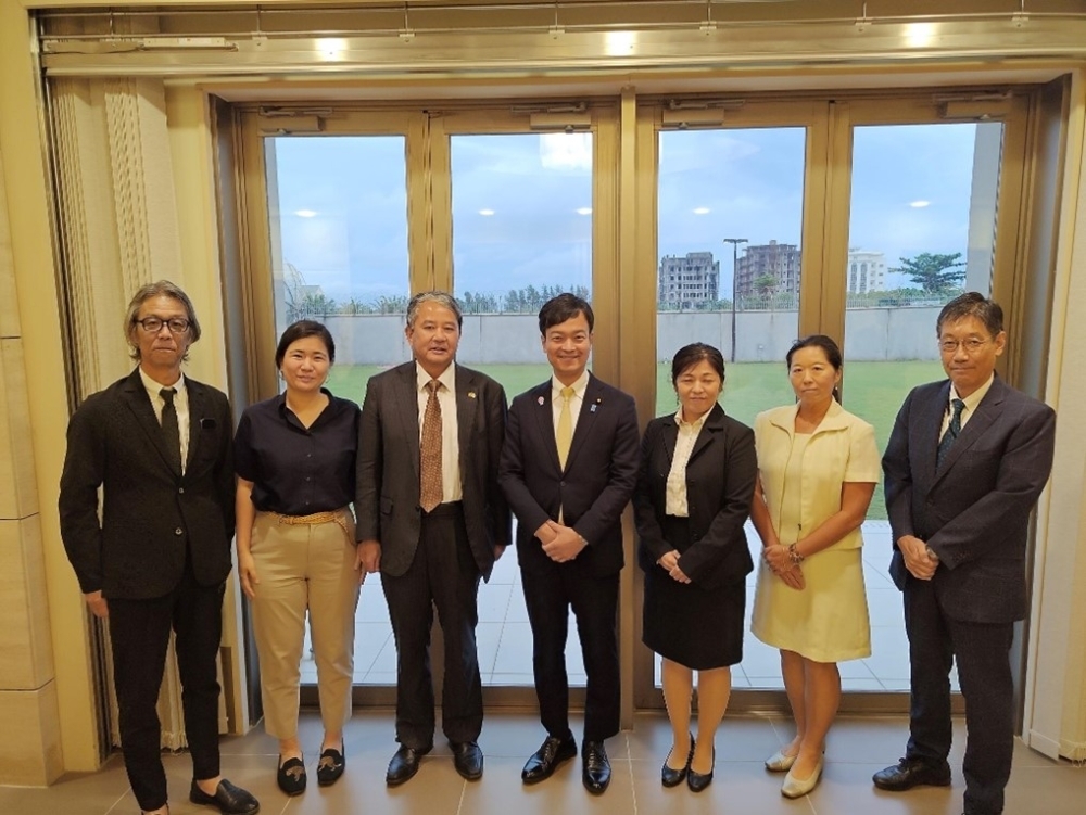 宮路外務副大臣と在留邦人との記念写真