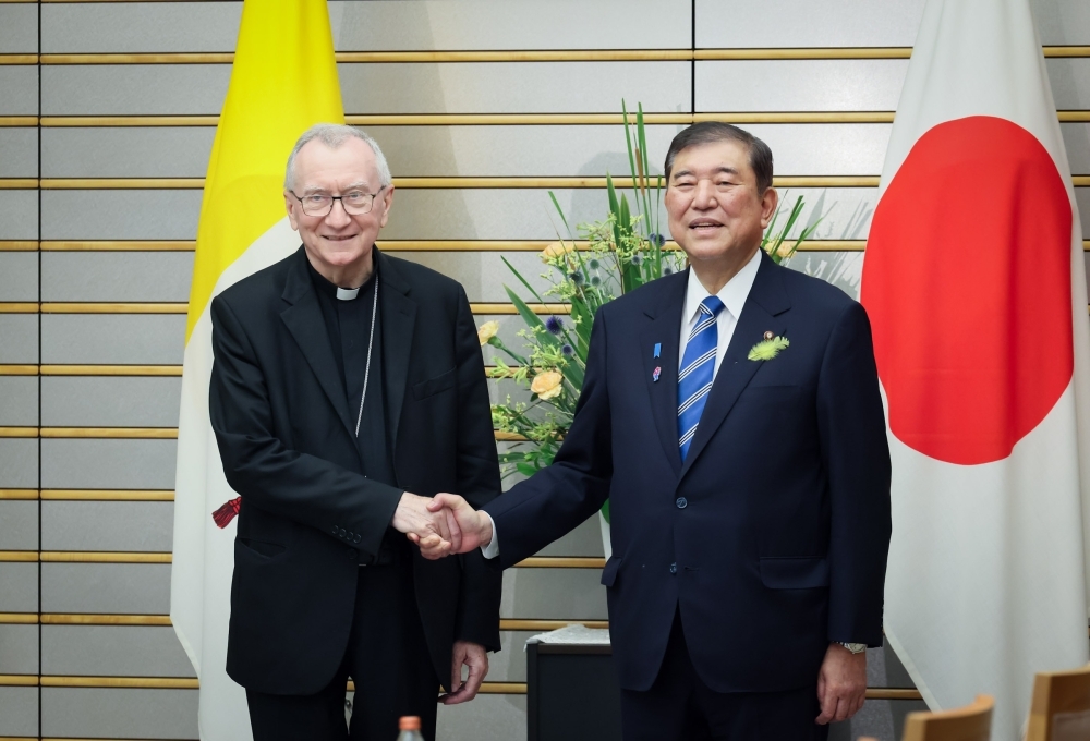 パロリン・ローマ教皇庁国務長官と握手をする石破総理大臣